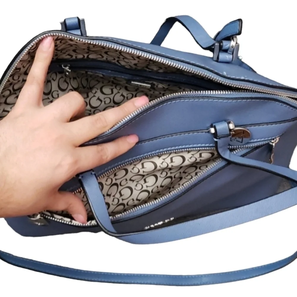 *EUC* Beautiful blue Guess Purse